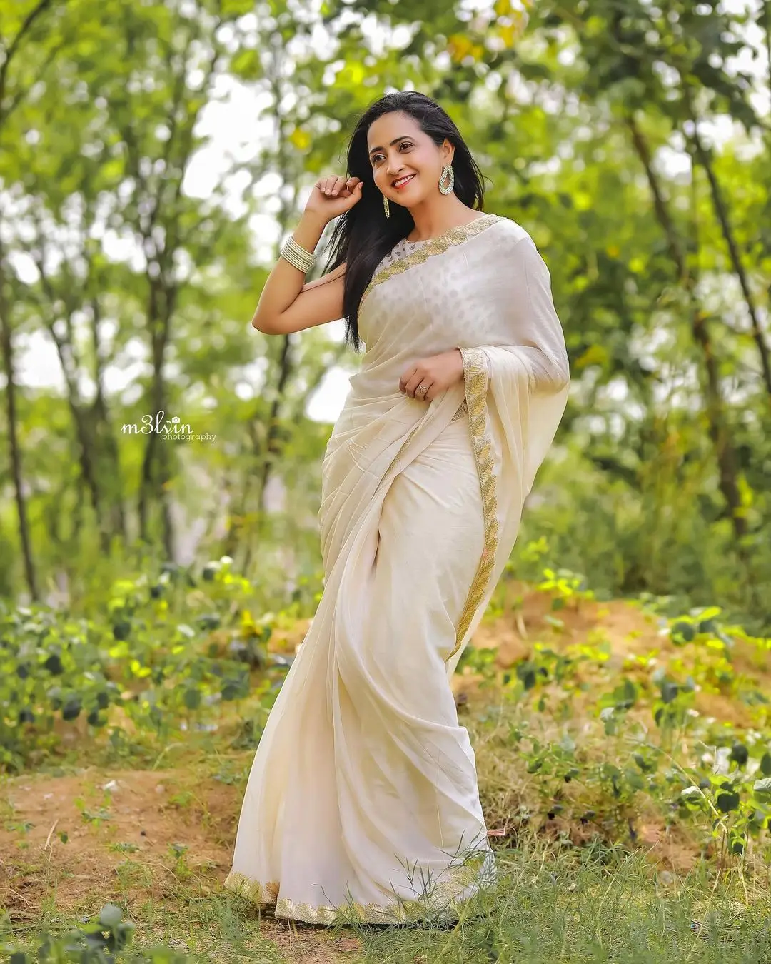 Tamil Girl Lasya Manjunath Wearing White Saree Sleeveless Blouse